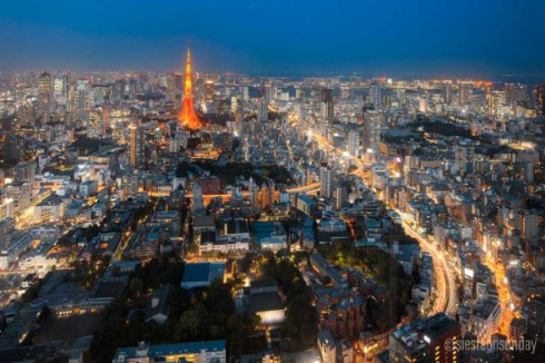 東京駅 雨の日 反射 写真