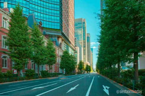 東京駅 雨の日 反射 写真