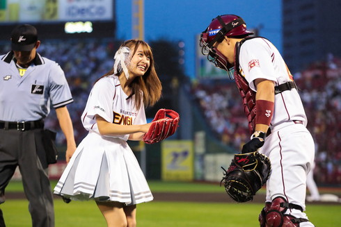 足立さんから笑顔でボールを受け取る渡邉さん