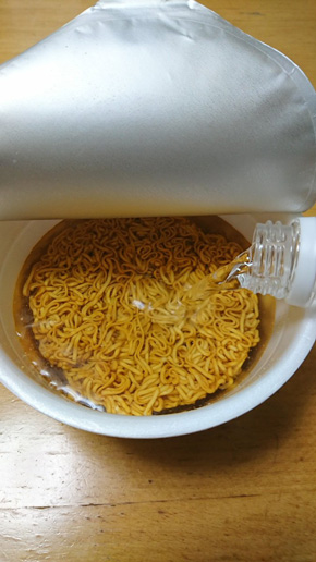 水でカップ麺作り