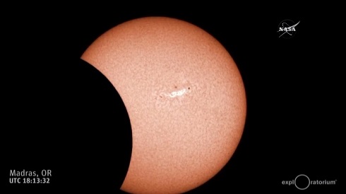 ニーソ　ニーハイ　黒　日食　皆既日食