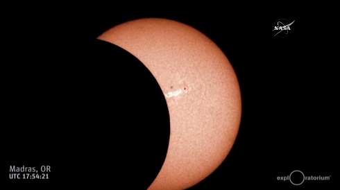 NASAの日食映像が「ホットパンツと黒ニーソの合間から見えるふともも」に見えると話題に