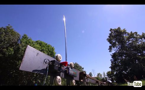 ドローンを、ロケット推進する日本刀で粉砕