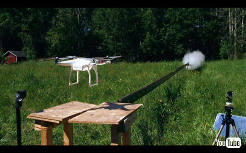ドローンを、ロケット推進する日本刀で粉砕