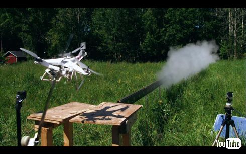 ドローンを、ロケット推進する日本刀で粉砕
