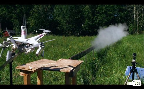 ドローンを、ロケット推進する日本刀で粉砕