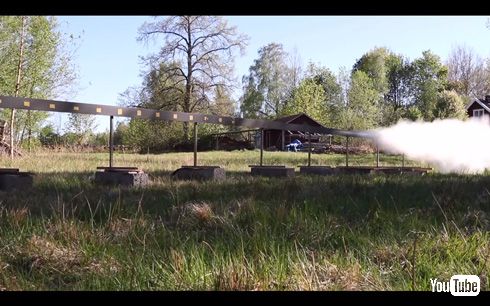 ドローンを、ロケット推進する日本刀で粉砕