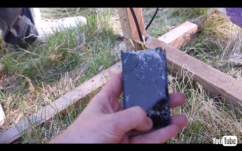 ドローンを、ロケット推進する日本刀で粉砕