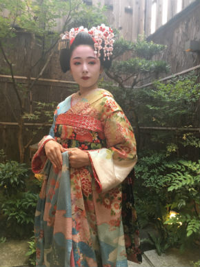 舞妓姿の桜井日奈子