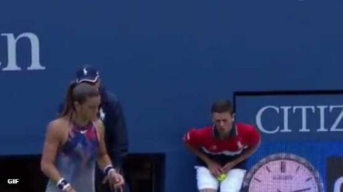 テニス サーブ ボールボーイ 股間 ヒット