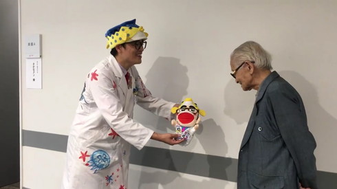 さかなクンが畑さんにパペットをプレゼント