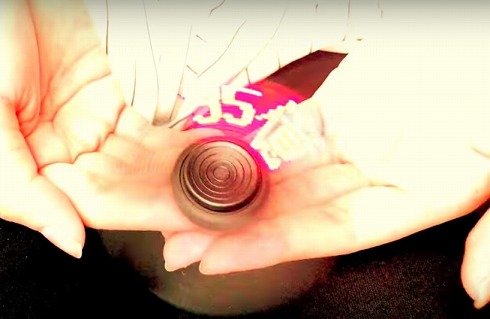 文字が浮かぶハンドスピナー