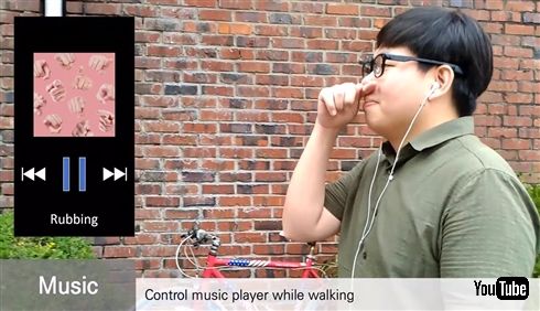 鼻をこすって操作するウェアラブルメガネが開発される　さり気なくスマホを操作したいときなどに活躍しそう