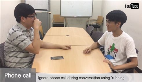 鼻をこすって操作するウェアラブルメガネが開発される　さり気なくスマホを操作したいときなどに活躍しそう