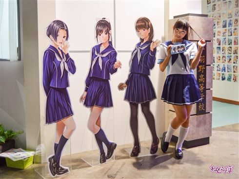 東京ゲームショウでお出迎えしてくれたコンパニオンさんたち！　お姉さんとメカと世紀末救世主フレンズが勢ぞろい