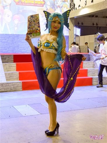 東京ゲームショウでお出迎えしてくれたコンパニオンさんたち！　お姉さんとメカと世紀末救世主フレンズが勢ぞろい