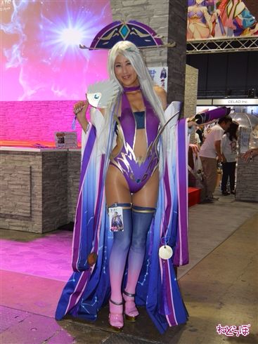 東京ゲームショウでお出迎えしてくれたコンパニオンさんたち！　お姉さんとメカと世紀末救世主フレンズが勢ぞろい