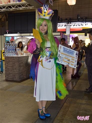 東京ゲームショウでお出迎えしてくれたコンパニオンさんたち！　お姉さんとメカと世紀末救世主フレンズが勢ぞろい