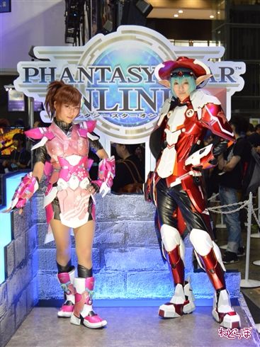 東京ゲームショウでお出迎えしてくれたコンパニオンさんたち！　お姉さんとメカと世紀末救世主フレンズが勢ぞろい