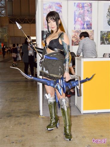 東京ゲームショウでお出迎えしてくれたコンパニオンさんたち！　お姉さんとメカと世紀末救世主フレンズが勢ぞろい