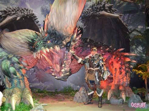 東京ゲームショウでお出迎えしてくれたコンパニオンさんたち！　お姉さんとメカと世紀末救世主フレンズが勢ぞろい