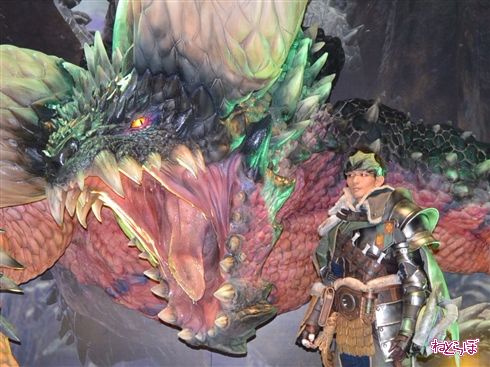 東京ゲームショウでお出迎えしてくれたコンパニオンさんたち！　お姉さんとメカと世紀末救世主フレンズが勢ぞろい