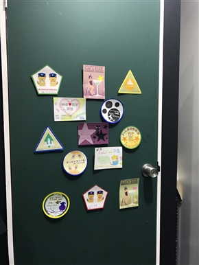 リアル便器を使ったVRトイレホラーゲーム「パニック オン ザ 便器」　通路から丸見えの羞恥心とも戦うデスゲーム