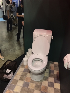 リアル便器を使ったVRトイレホラーゲーム「パニック オン ザ 便器」　通路から丸見えの羞恥心とも戦うデスゲーム