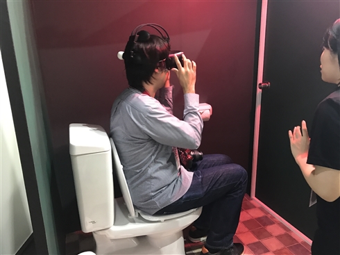 リアル便器を使ったVRトイレホラーゲーム「パニック オン ザ 便器」　通路から丸見えの羞恥心とも戦うデスゲーム