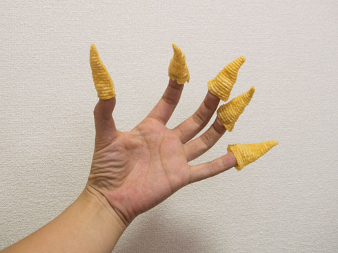 指にとんがりコーンをはめます