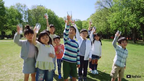 らくのうマザーズ、UFOから牛乳ビームを放つ謎CM