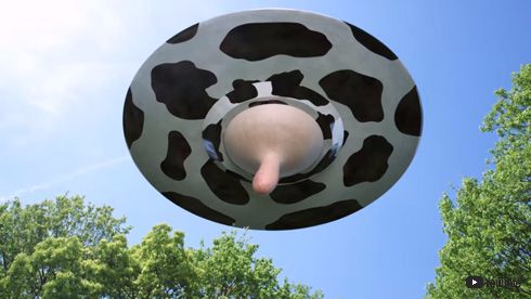 らくのうマザーズ、UFOから牛乳ビームを放つ謎CM