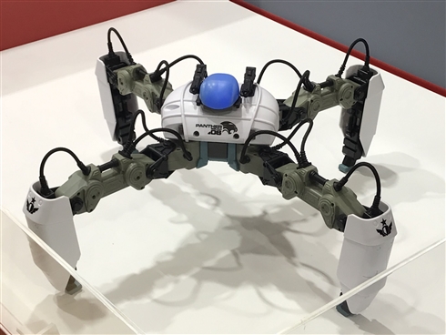 4本脚をガシャガシャさせて戦うARロボ　ひっくり返っても自力で戻る敏しょう性がすごい