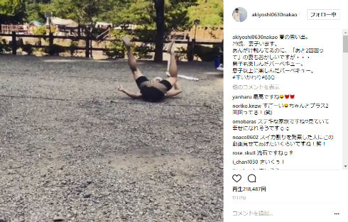 スイカ割りをする中尾明慶さん