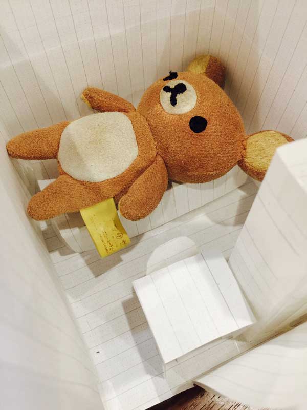 実際に部屋に置いたらどうなる？　超特大テディベアを欲しがる子どもに「リラックマ」と模型で説明する方法が秀逸