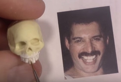 ガイコツから作るフレディ・マーキュリー