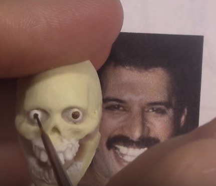 ガイコツから作るフレディ・マーキュリー