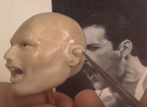 ガイコツから作るフレディ・マーキュリー