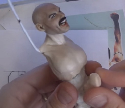 ガイコツから作るフレディ・マーキュリー