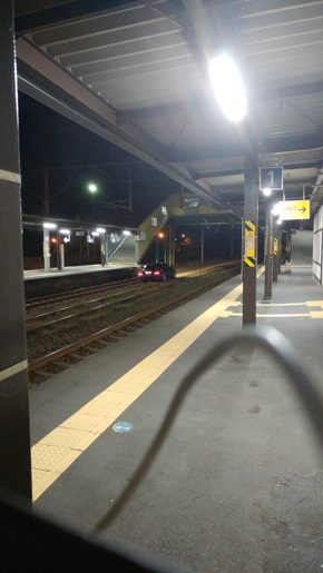 高齢者男性（83歳）の運転する乗用車が、JR北海道室蘭線の線路を侵入、走行