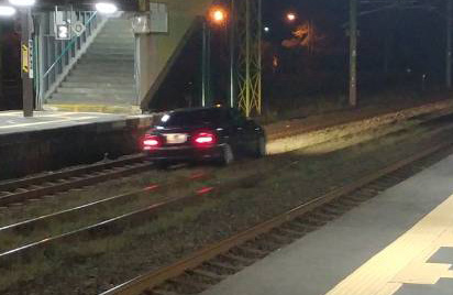 高齢者男性（83歳）の運転する乗用車が、JR北海道室蘭線の線路を侵入、走行