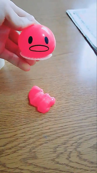 100円ショップのシュールなおもちゃ