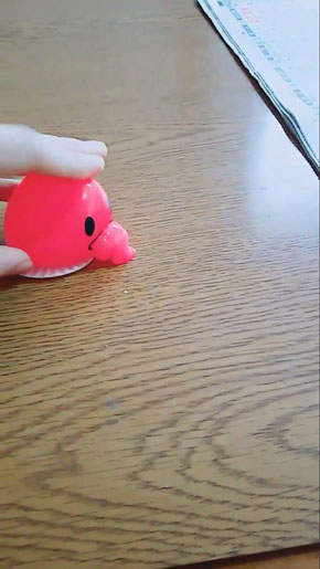 100円ショップのシュールなおもちゃ