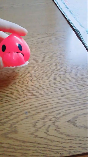 100円ショップのシュールなおもちゃ