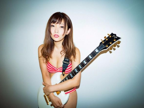 藤田恵名 プラチナム グラビアアイドル シンガーソングライター MCビキニ
