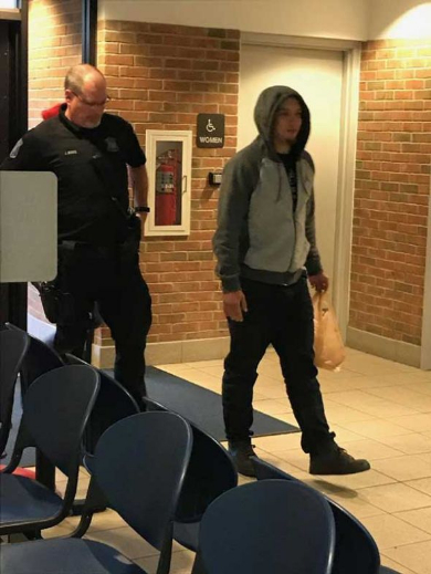 指名手配 Facebook シェア 挑戦 警察 出頭