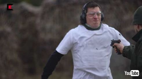 ロシア カラシニコフ 銃 発砲 動画