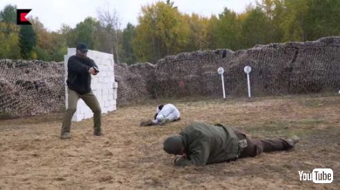 ロシア カラシニコフ 銃 発砲 動画