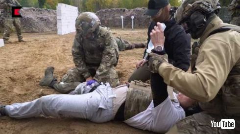 ロシア カラシニコフ 銃 発砲 動画