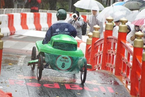 レッドブル・ボックスカート・レース 優勝 Fischer’s　水溜りボンド